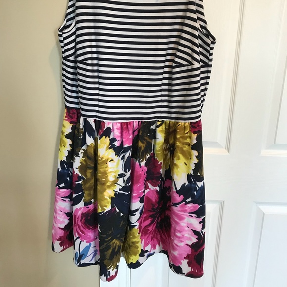 Taylor Dresses & Skirts - Taylor Woman plus patterned floral striped dress